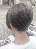 バックシルエットも綺麗な前下がりマッシュショート
