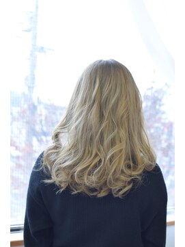 ヘアアンドメイク ムーア(Muuua) Wカラーで作るハイトーンのホワイトアッシュベージュ