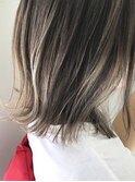 バレイヤージュホワイトカラー_結婚式,前下がり,斜めバング