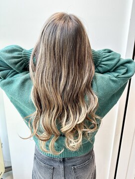 ステア ケース(stair case) バレイヤージュ　ハイライト　ロング　地毛残し