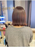 ピンクグレージュカラーの外はねボブ