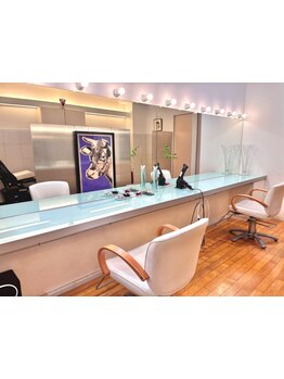 少人数制のプライベートサロン。完全マンツーマン施術で、あなたの理想のスタイルへと導きます♪