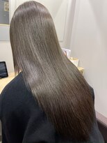 カミエ(kamie) ロングヘアを上品に。グレージュカラー×丁寧なケアで作る艶髪