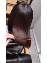 ビー(bee) サラツヤロング 前髪なし ナチュラルストレートヘア 小顔