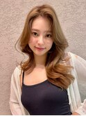トレンドを満喫。透明感カラーとゆったりカールのくびれヘア