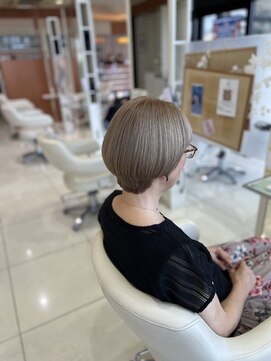 アンフェリール 原島店(Em Fellir) 白髪ぼかしショートスタイル