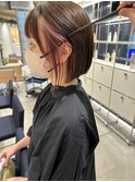 大人ナチュラルインナーカラーピンクベージュ前下がりボブ耳かけ