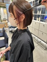 ステア ケース(stair case)&nbsp;大人ナチュラルインナーカラーピンクベージュ前下がりボブ耳かけ