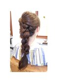 編み込みダウンヘアアレンジ