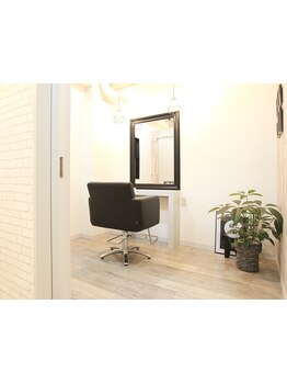 【落ち着く店内で極上のリラックス♪】プライバシーが保たれる個室空間で、あなただけの特別なひと時を─