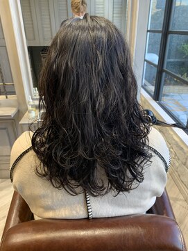 シャル 辻堂(shalu) コテ巻きっぽい艶やかなデジタルパーマスタイル