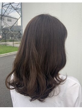 メゾン アヴァロ(Maison Avallo) #フォギーベージュ #巻き髪ミディアム