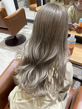 ルーツ(ROOTS) ブリーチあり×シルバーグレーカラー