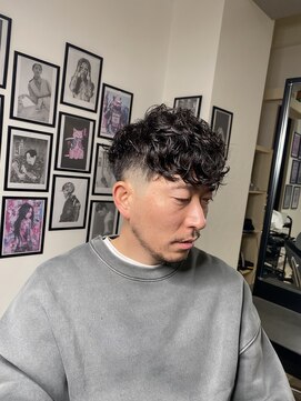 グラッドマンズカットクラブ 立川(GLADMAN'S CUT CLUB) スペインカールテーパーフェードメンズカット