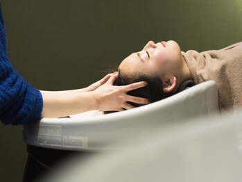 アル(aru)の写真/フルフラットのシャンプー台施術で腰や首への負担も少なくリラックスでき、頭皮から健康的な髪へと導く。