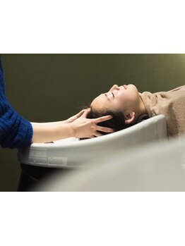 フルフラットのシャンプー台施術で腰や首への負担も少なくリラックスでき、頭皮から健康的な髪へと導く。