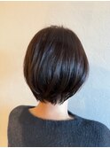 柔らかなシルエットのショートボブ レイヤーカット