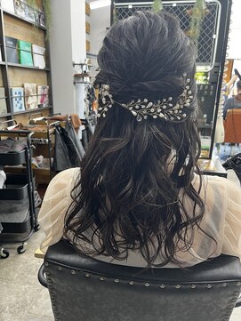 クロムス(clomus) 自然な抜け感アレンジで上品な印象に＊