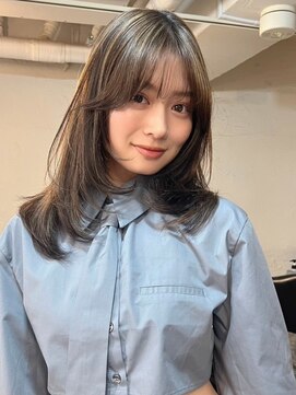 ベイルーム(BAYROOM by HONEY omotesando) レイヤーカット　ハイライト　センターパート　オリーブベージュ