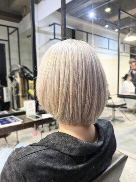 メイカ(MEIKA) ホワイトカラー×ボブ