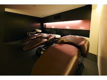 レン(戀)の雰囲気（フルフラットのシャンプー台は思わず眠ってしまう人も…）