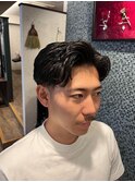 大人の色気漂う「ニュアンスパーマ・センターパート」