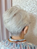 クロス(CROSS)&nbsp;グレイヘア/ふんわりくせ毛を活かす/60代70代/ひし形ショート