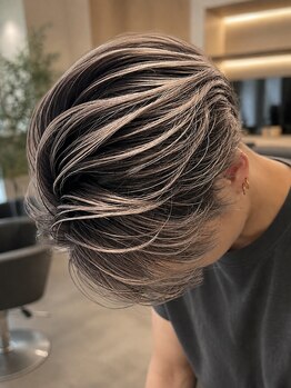 リア 八尾(Lia)の写真/「白髪を隠すから活かすへ。大人メンズの自然な白髪ぼかしで若々しく好印象に」