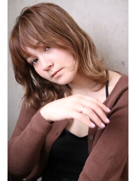 リビンバイアフロート(Livin by afloat) ミディアムレイヤーゆる巻きウルフ