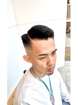 レガーレ(Legare) スキンフェードサイドスウェー　　barberスタイル