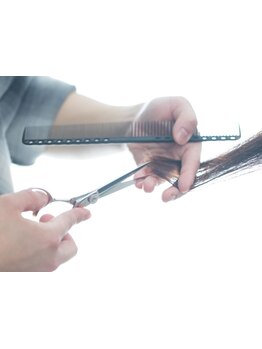 人気の秘密は、再現性の高いカット技術！髪質やクセを見極め、あなたにピッタリのスタイルをご提案します♪