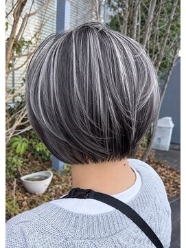 アース いわき店(HAIR&MAKE EARTH) シルバー×ホワイトハイライトのミニボブ