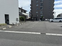 アイティ バイ イロヘア(aiti by ilo.hair)の雰囲気（店舗裏に広々駐車場完備。駐車が苦手な方も安心です。）