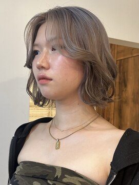 ロティー(loty) ショートボブ ひし形シルエット グレージュカラー ブリーチ 20代