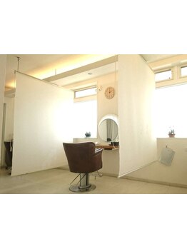 海が一望できる空間で、髪も心も癒される♪髪に優しいエアウエーブや植物ヘナカラーなどのメニューあり◎