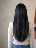 クスクス(COUS COUS)&nbsp;計算されたVラインで魅せる「漆黒ストレート」