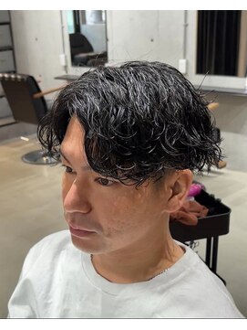 ブルニール 心斎橋(BLEUNIR) 波巻きパーマ センターパート 刈り上げ