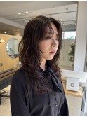 センターパートゆるふわパーマ［ロング/レイヤー/ウルフ］