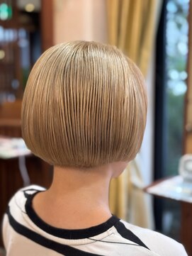 デザインカラー金髪パッツンボブ