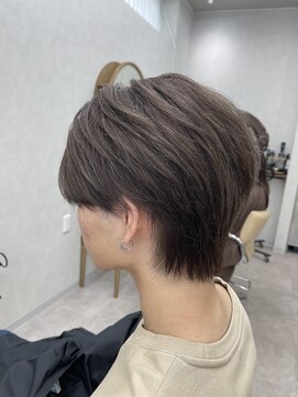 イツキ ヘアーデザイン(ITSUKI hair design) 後ろ刈らないセンターパート.グレージュカラー