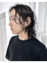 ミディアムレイヤーブルーブラックメンズニュアンスパーマ