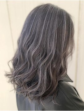 シャルムバイケンジ(Charm.by KENJE) レイヤーカット細めハイライト白髪ぼかし海外レイヤー東京銀座