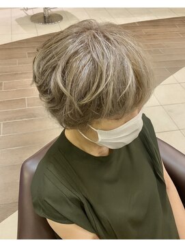 アフロディーテ 泉中央店(Aphrodite) エレガントに魅せるグレーハイライト