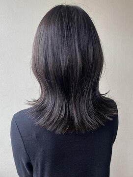 エクラート イーリス 高田馬場店(ECLART IriS) 艶感アッシュグレージュ×大人外ハネミディ