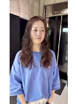 マイン(MAEN)&nbsp;コテ巻きのようなゆったりパーマスタイル