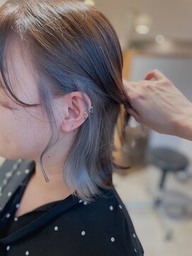 トレパルッキエーレ(tre parrucchiere) ［-tre-］ホワイトシルバー×インナー　#イメチェン　20代/30代