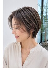 白髪ぼかしは、「隠す白髪染め」とは違う、“自然に馴染ませるカラー技術です。