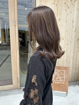 カプリス(Caprice) 透明感のあるシナモンベージュ