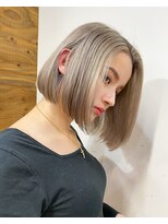 アデ オモテサンドウ(ade omotesando)&nbsp;ハイトーンカラーのグレージュで作るエレガントボブ