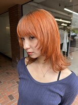 顔まわりからいれたレイヤーカットブリーチオレンジカラー